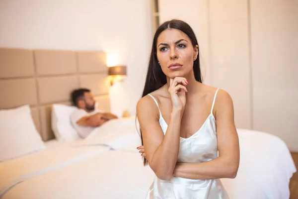 Upset Woman Sitting Bed Man Background Woman Man Having Disagreement — Foto de Stock