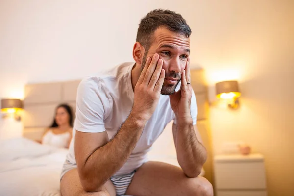 Jeune Couple Couché Lit Sous Couverture Dans Chambre Coucher Maison — Photo