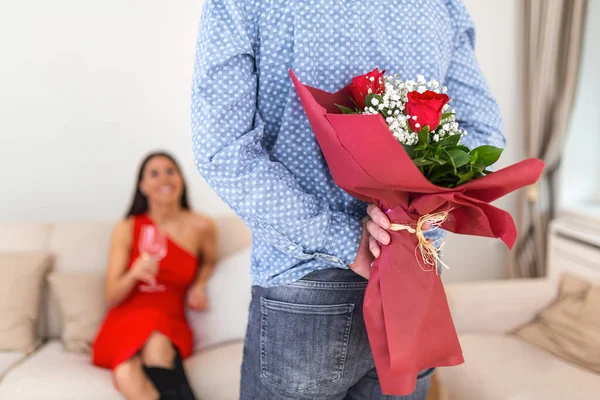 Happy Woman Looking Her Boyfriend Holding Bouquet Roses His Back — 스톡 사진