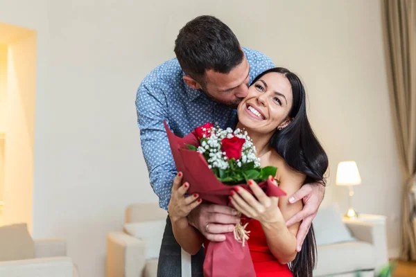 Beautiful Happy Positive Couple Kissing Holding Bouquet Red Roses March — 스톡 사진