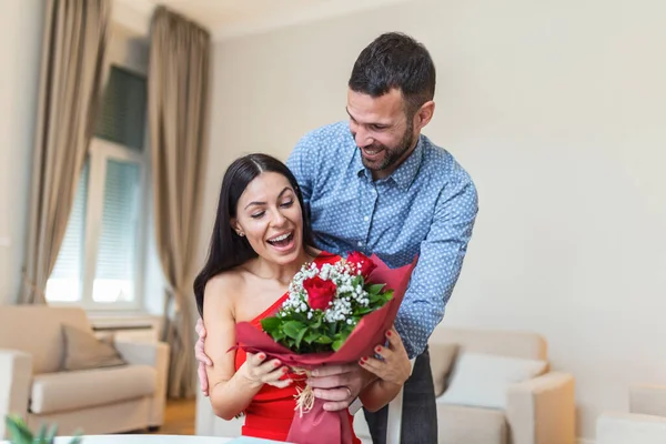 Surprise Beautiful Romantic Couple Love Young Man Presenting Flowers His — 스톡 사진