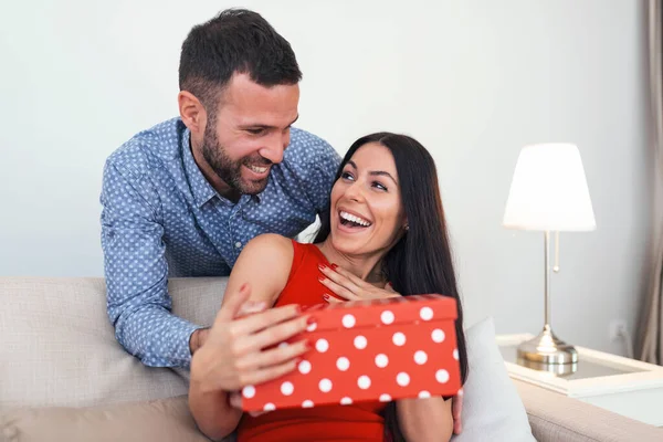 Man Surprising His Girlfriend Gift Couch Home Valentine Day Beautiful — 스톡 사진