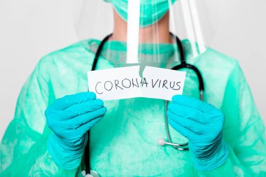 Koronavirüs karantinası kavramı. Covid - 19. Roman Coronavirüs (2019-nCoV) .Steteskoplu doktor kağıdı coronavirüs sözcüğüyle yırt.