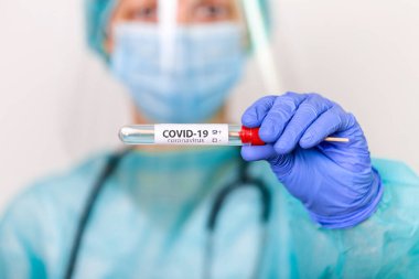 COVID-19, Coronavirus örnek toplama kiti, PPE koruyucu giysi maskeli eldivenler, OP NP hasta numunesi almak için test tüpü, PCR DNA test süreci