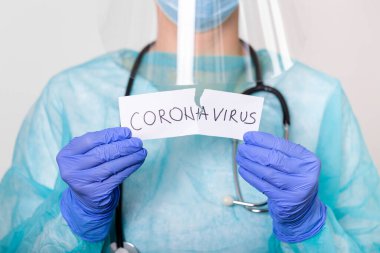 Koronavirüs karantinası kavramı. Covid - 19. Roman Coronavirüs (2019-nCoV) .Steteskoplu doktor kağıdı coronavirüs sözcüğüyle yırt.