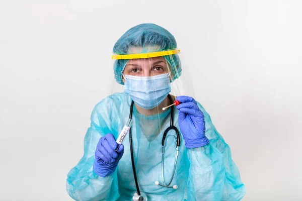 Medyczna Opieka Zdrowotna Posiadająca Covid Zestaw Pobierania Wymazu Koronawirusa Noszenie — Zdjęcie stockowe