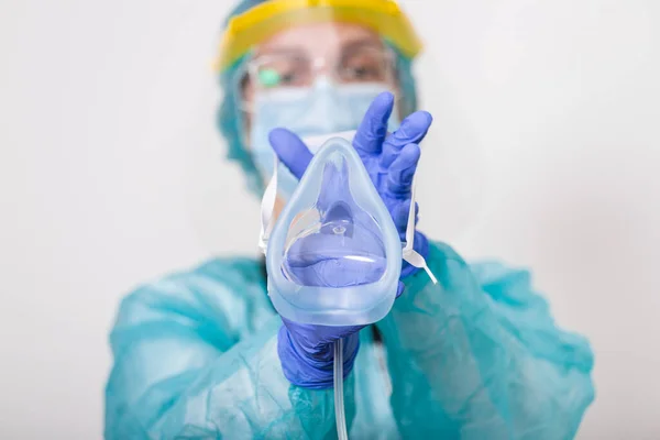 Doctor Holding Oxygen Mask Put Patient Hospital Healthcare Workers Coronavirus — Zdjęcie stockowe