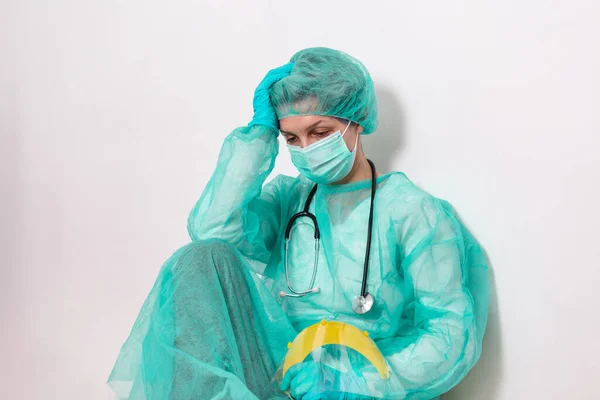 Pandemia Koronawirusa Zmęczony Lekarz Pielęgniarka Długiej Zmianie Walczy Koronawirusem 2019 — Zdjęcie stockowe