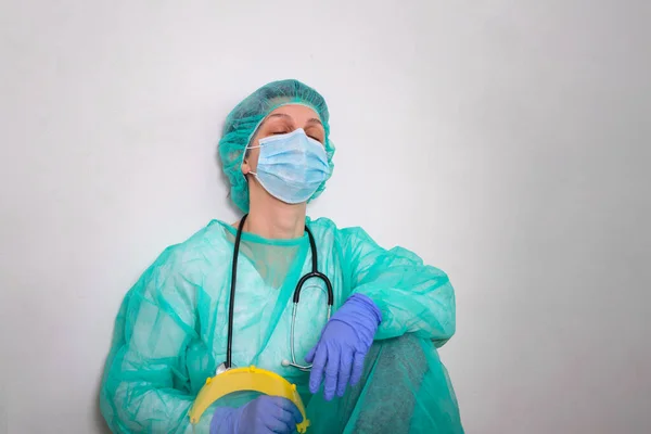 Tierd Doctor Pielęgniarka Stroju Ppe Stres Podczas Epidemii Coronavirus Lub — Zdjęcie stockowe