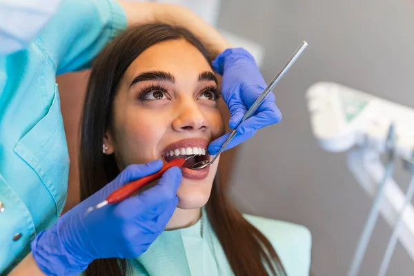 Smiling Brunette Woman Being Examined Dentist Dental Clinic Hands Doctor — Φωτογραφία Αρχείου