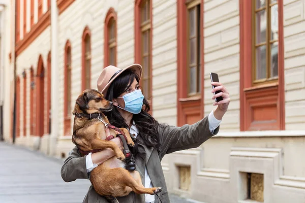 Жінка Під Час Пандемії Йде Собакою Використовує Мобільний Телефон Щоб — стокове фото