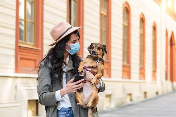 Жінка Під Час Пандемії Йде Собакою Використовує Мобільний Телефон Вулиці — стокове фото