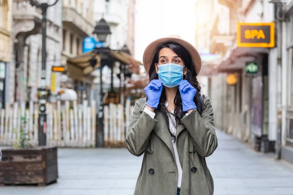 Girl Respiratory Mask Cold Flu Virus Tonsillitis Respiratory Disease Quarantine — Foto de Stock