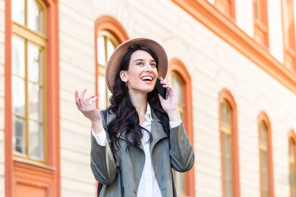 Young Woman Talking Mobile Phone Looking Away Successful Girl Casual — Stockfoto