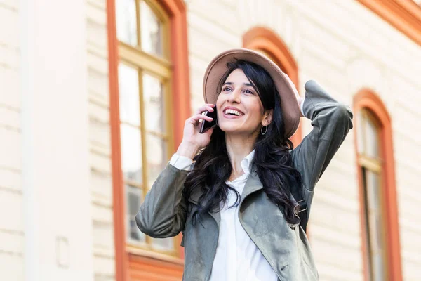 Young Woman Talking Mobile Phone Looking Away Successful Girl Casual — Stockfoto