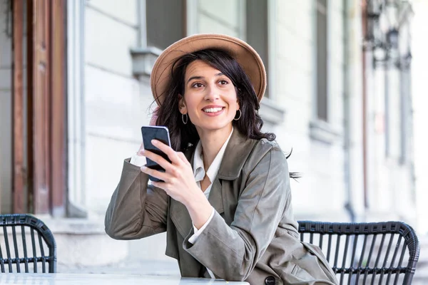 Genç Güzel Bir Kadın Kafeteryada Otururken Akıllı Telefona Bakıyor Cep — Stok fotoğraf