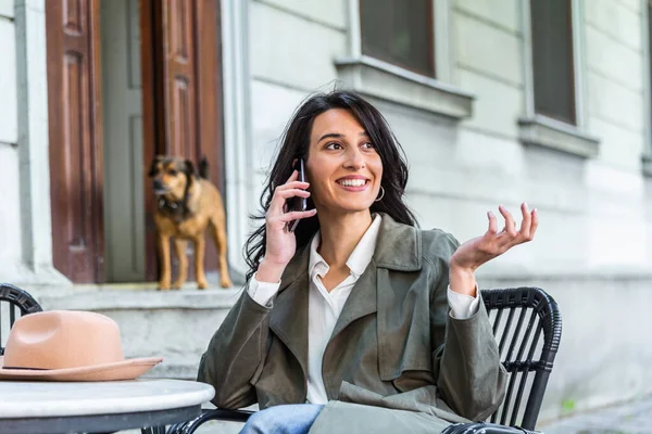 Young Woman Beautiful Smile Talking Mobile Phone Rest Coffee Shop — Stockfoto