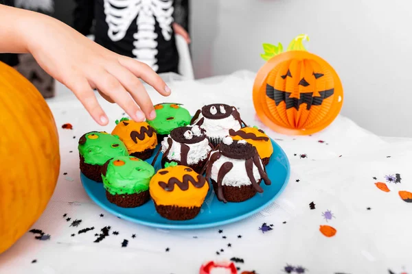 Mano Dei Bambini Sta Raggiungendo Halloween Decorato Cupcake Sul Tavolo — Foto Stock