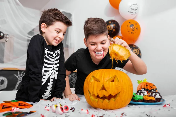 Two Boys Brothers Costumes Looking Whats Jack Lantern Halloween Pumpkin — Foto Stock