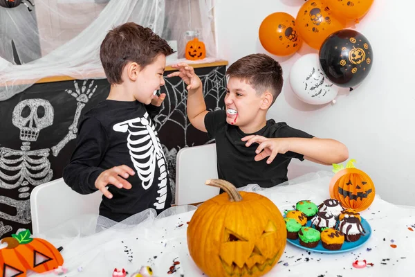 Mutlu Cadılar Bayramı! Ağabeyi ile çekici bir genç çocuk Cadılar Bayramı partisine hazırlanıyor. Kostümlü kardeşler eğleniyor ve birbirlerini korkutuyorlar.