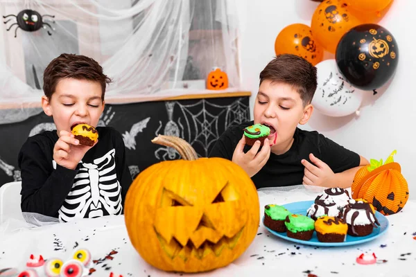 Kids Having Fun Halloween Surrounded Scary Decoration Enjoying Eating Cupcakes — Foto Stock