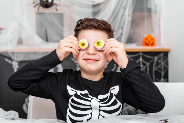 Buon Halloween Attraente Ragazzo Costume Sta Divertendo Giocando Con Decorazione — Foto Stock