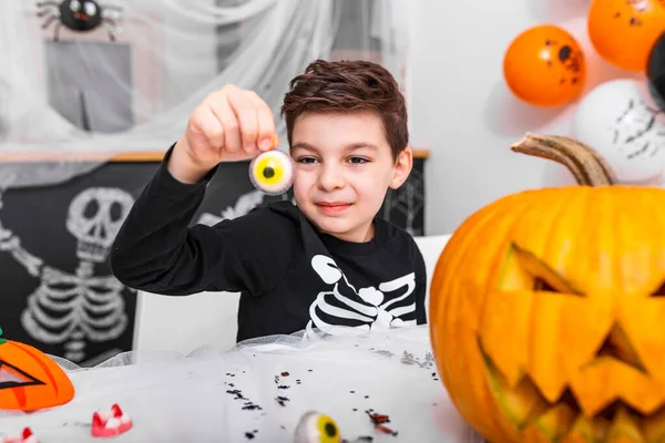 Buon Halloween Attraente Ragazzo Costume Sta Divertendo Giocando Con Decorazione — Foto Stock