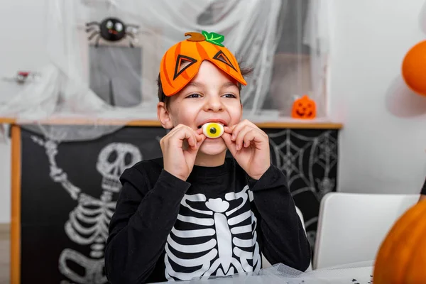 Carino Bambino Con Costume Spaventoso Godendo Suoi Dolci Halloween Jack — Foto Stock