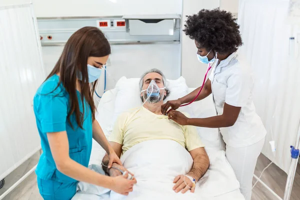 Doctors Protective Masks Examining Infected Aging Patient Hospital Hospital Senior — Stock Photo, Image