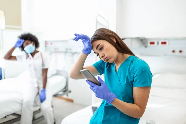 Young Doctor Womanand Nurse Taking Break Covid Epidemic She Using — Stock Photo, Image