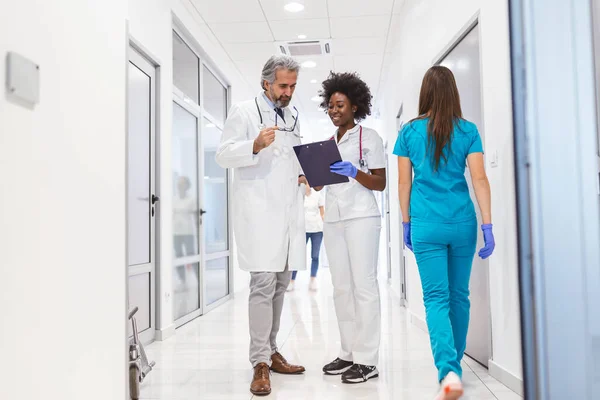 Man Woman Doctor Having Discussion Hospital Hallway While Holding Digital — Stockfoto