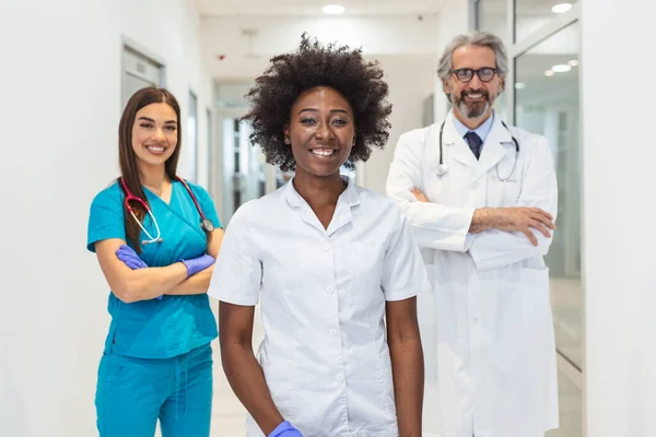 Smiling Medical Team Standing Togetherin Hospital Profession People Medicine Concept — Stockfoto