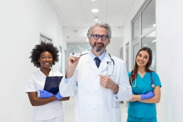 Multi Ethnic Group Medical Staff Dressed Medical Scrubs White Lab — Stockfoto