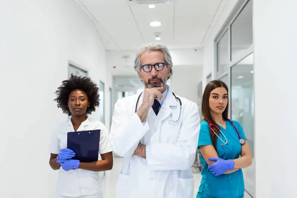 Closeup Front View Group Mixed Age Doctors Nurses Standing Side — Stockfoto