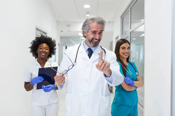Closeup Front View Group Mixed Age Doctors Nurses Standing Side — Stockfoto