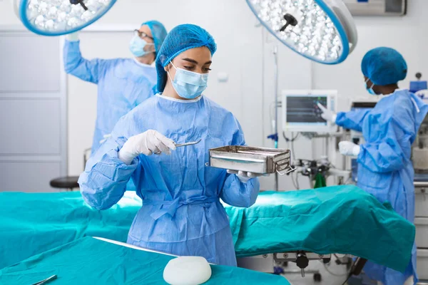 Female Surgeon Surgical Uniform Taking Surgical Instruments Operating Room Young — 스톡 사진