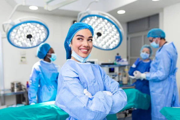 Close Surgeon Woman Looking Camera Colleagues Performing Background Operation Room — 스톡 사진