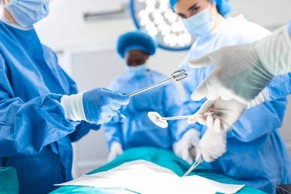 손으로 수술하는 인스트루 내보낸다 외과의는 작전을 의사들이 수술을 진행하다 — 스톡 사진