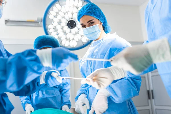 Girato Sala Operatoria Assistente Mani Fuori Strumenti Chirurghi Durante Funzionamento — Foto Stock