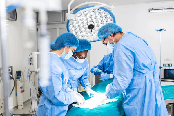 Equipo Quirúrgico Concentrado Operando Paciente Quirófano Anestesiólogo Bien Entrenado Con — Foto de Stock