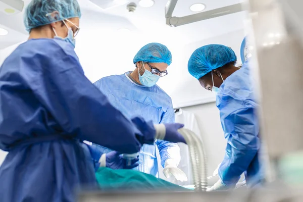Equipo Médico Cirujanos Hospital Realizando Intervenciones Quirúrgicas Mínimamente Invasivas Sala — Foto de Stock