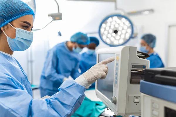 Zróżnicowany Zespół Profesjonalnych Chirurgów Wykonujących Inwazyjną Operację Pacjencie Sali Operacyjnej — Zdjęcie stockowe