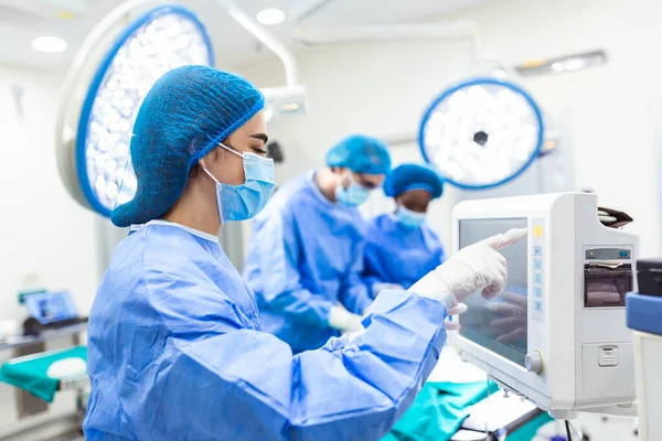 Anesthesiologist Keeping Track Vital Functions Body Cardiac Surgery Surgeon Looking — ストック写真