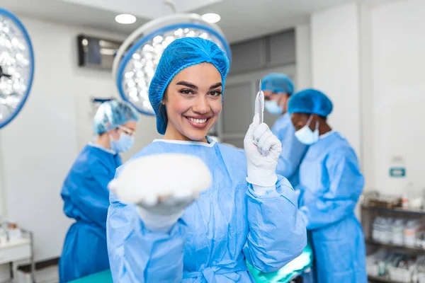 African American Plastic Surgeon Woman Holding Silicon Breast Implants Scalpel — Stock Photo, Image