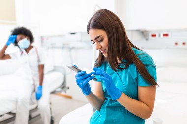 Yorgun bir kadın hemşire ve Afrikalı bir Amerikalı doktor vardiya arasında hastanede bir yatakta oturuyorlar. Onun akıllı telefonunu tutarken hayal kuruyor..