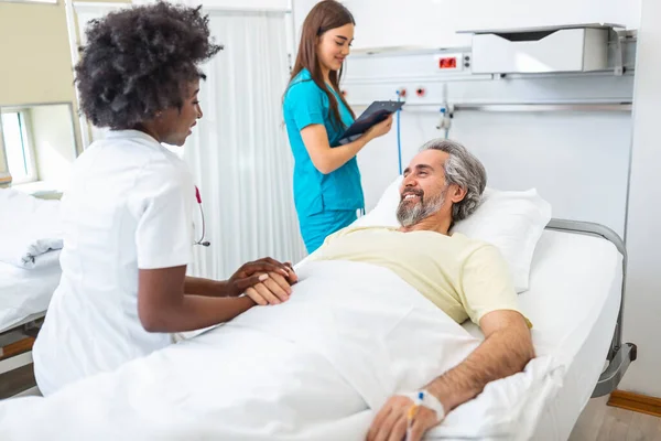 Healthcare Concept Professional Doctor Consulting Comforting Elderly Patient Hospital Bed — Stock fotografie