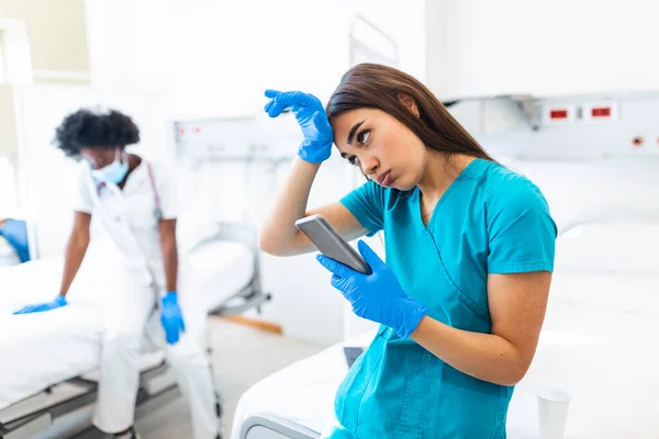 Young Doctor Womanand Nurse Taking Break Covid Epidemic She Using — Φωτογραφία Αρχείου