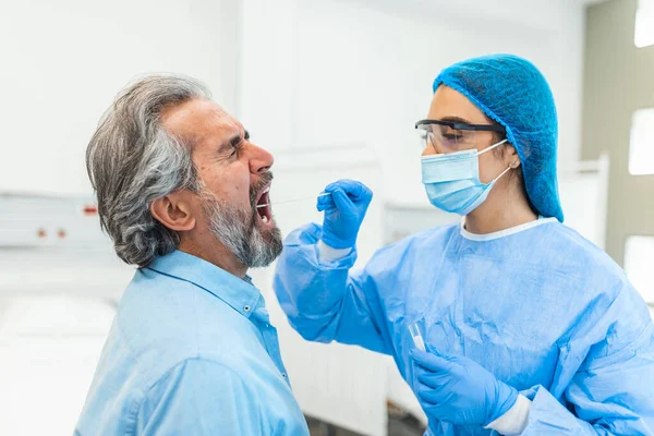 Homme Caucasien Mature Dans Cadre Clinique Est Écouvillonné Par Travailleur — Photo