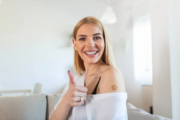 Vaccinated Young Woman Gesturing Thumbs Approving Vaccination Home Background — Foto Stock