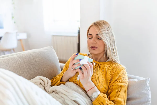 Frío Gripe Retrato Una Mujer Enferma Atrapada Fría Sintiéndose Enferma — Foto de Stock